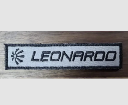 LEONARDO BADGE BLACK WRITING 12X2.7 CM