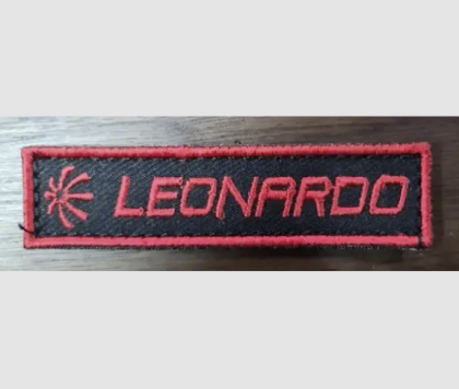 RED WRITING LEONARDO BADGE 8X2 CM